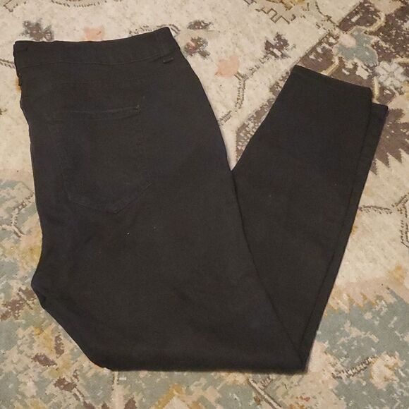 Curvy Mid-Rise Distressed Black Jeans by Stella Cruz - Picture 3 of 7
